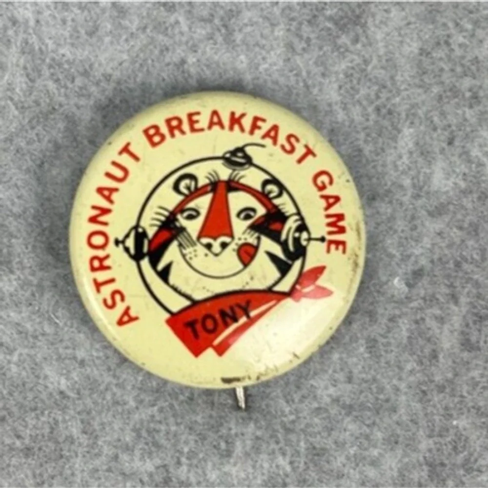 Vintage Pinback Pin‎ TONY THE TIGER Astronaut Breakfast Game Kelloggs